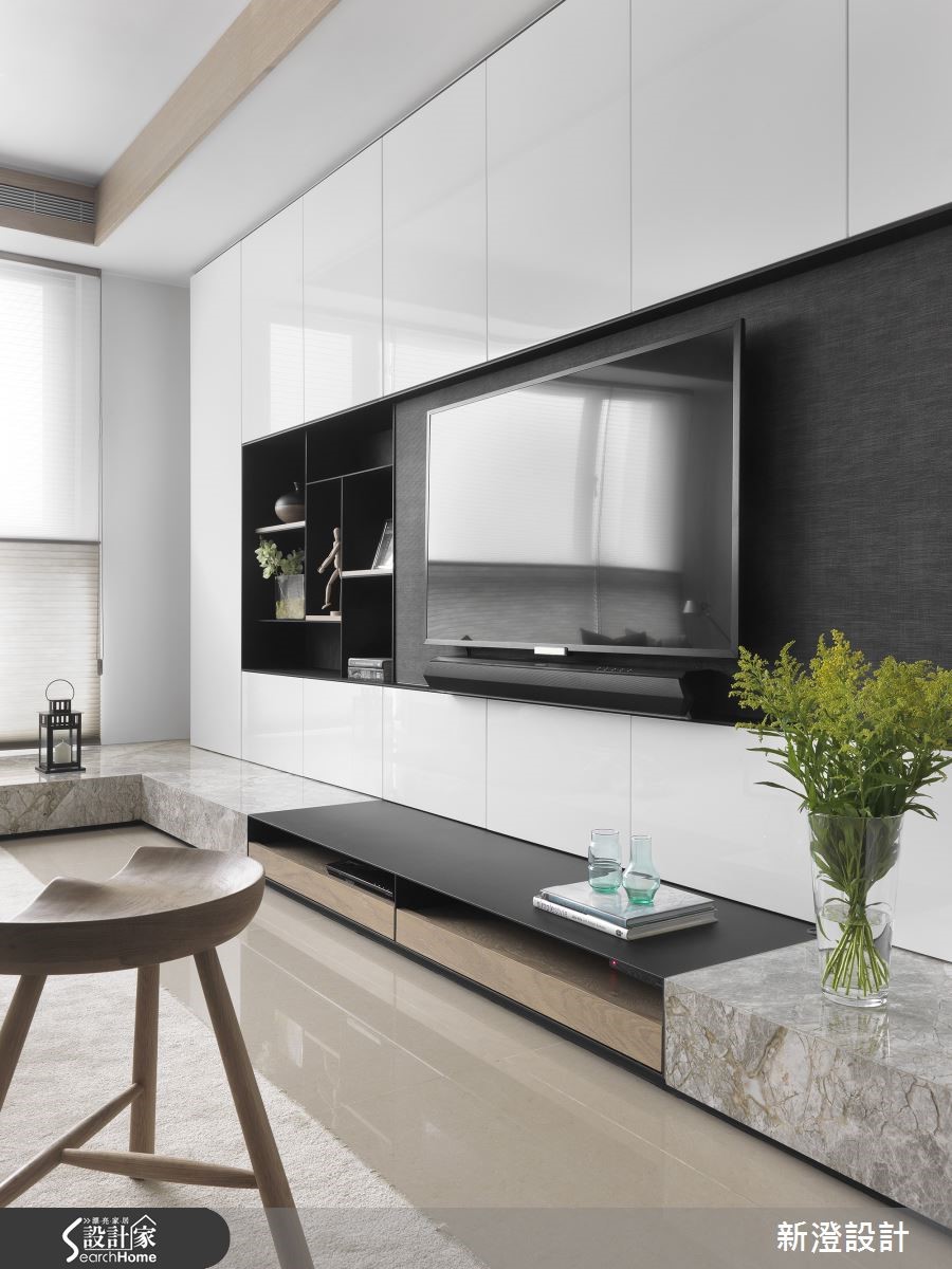 設計師為 63 坪宅邸注入大量純白色調，卻因為融合各種